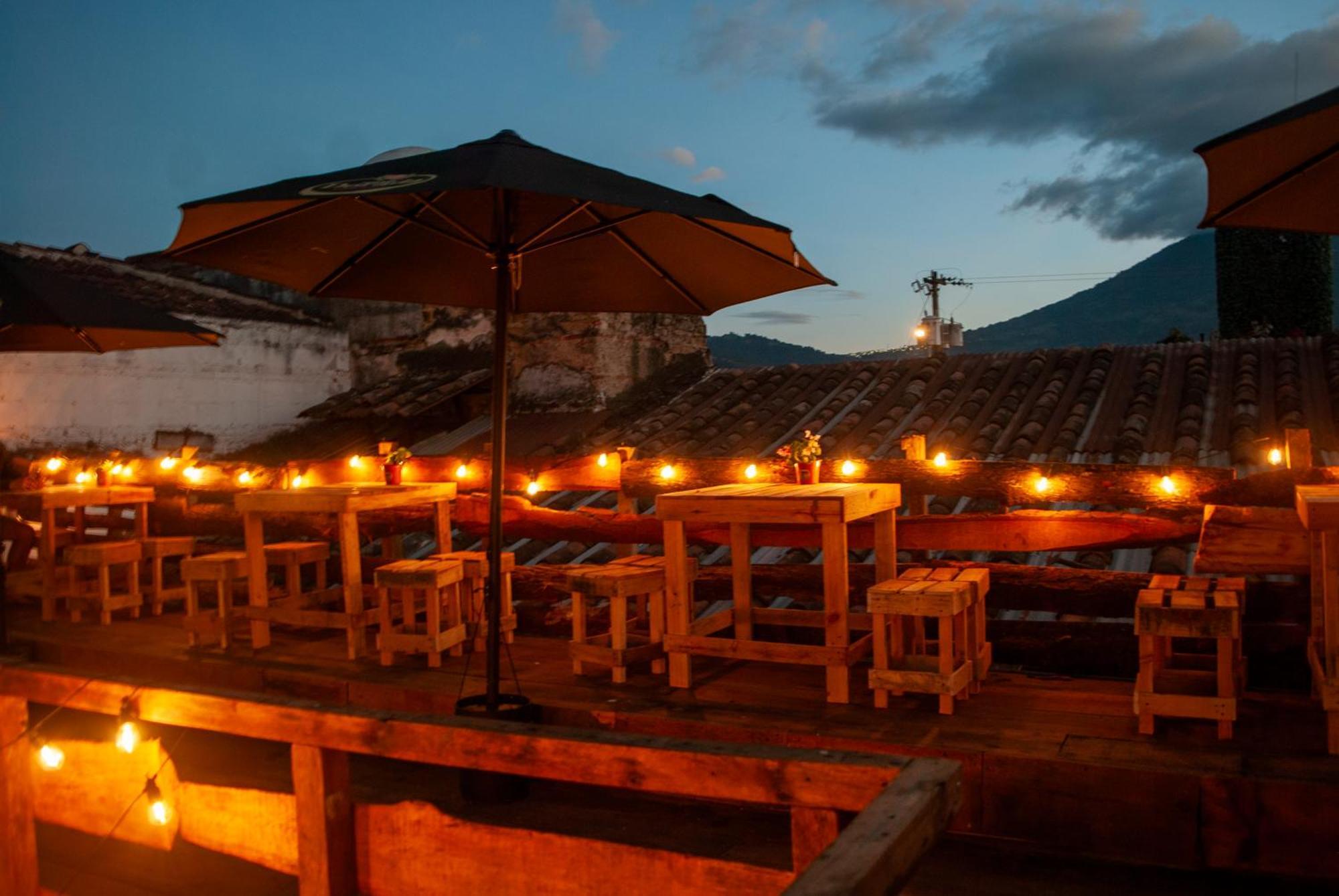 Kamazoztz Hostel And Travel Antigua Esterno foto