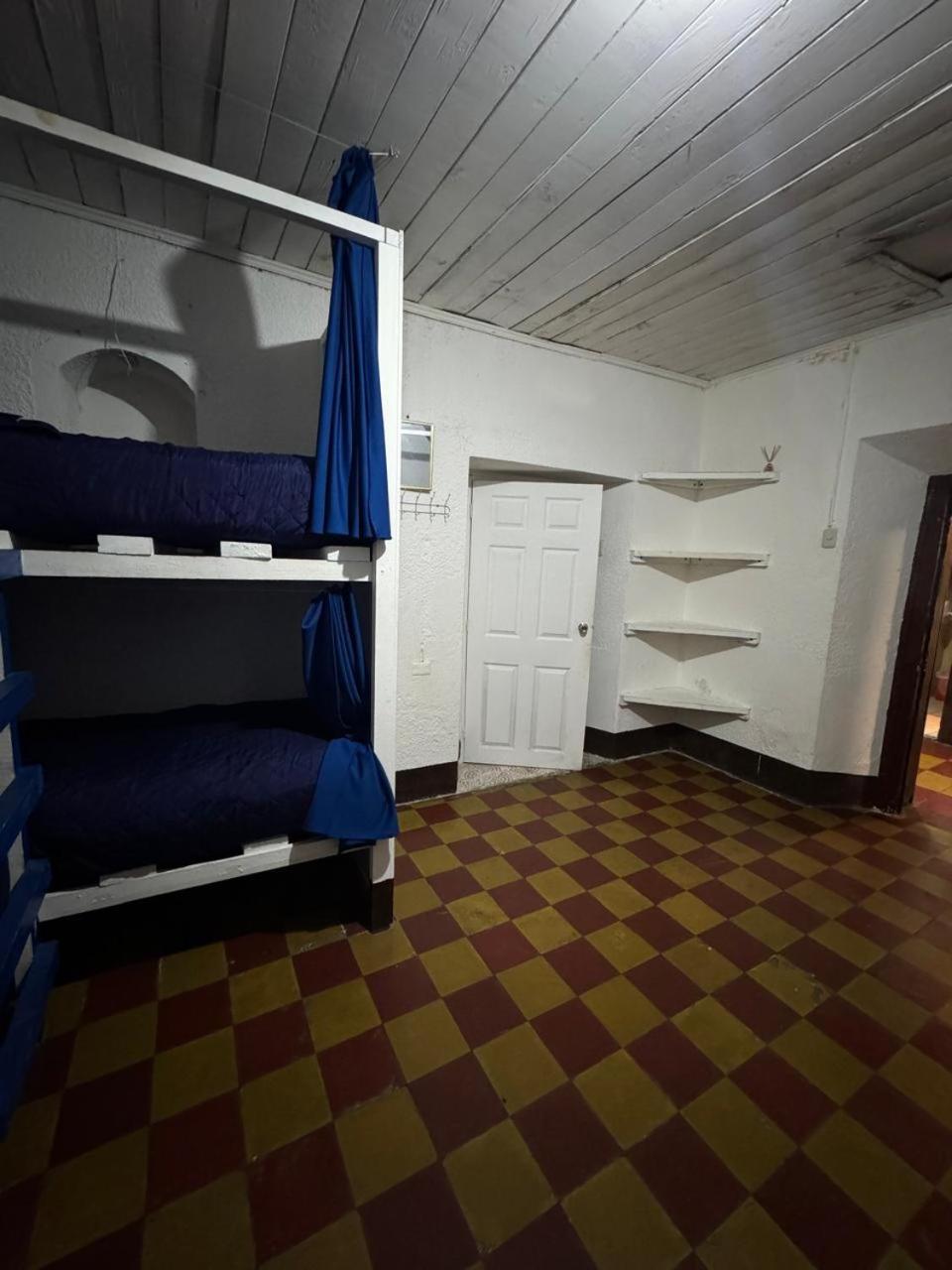 Kamazoztz Hostel And Travel Antigua Esterno foto