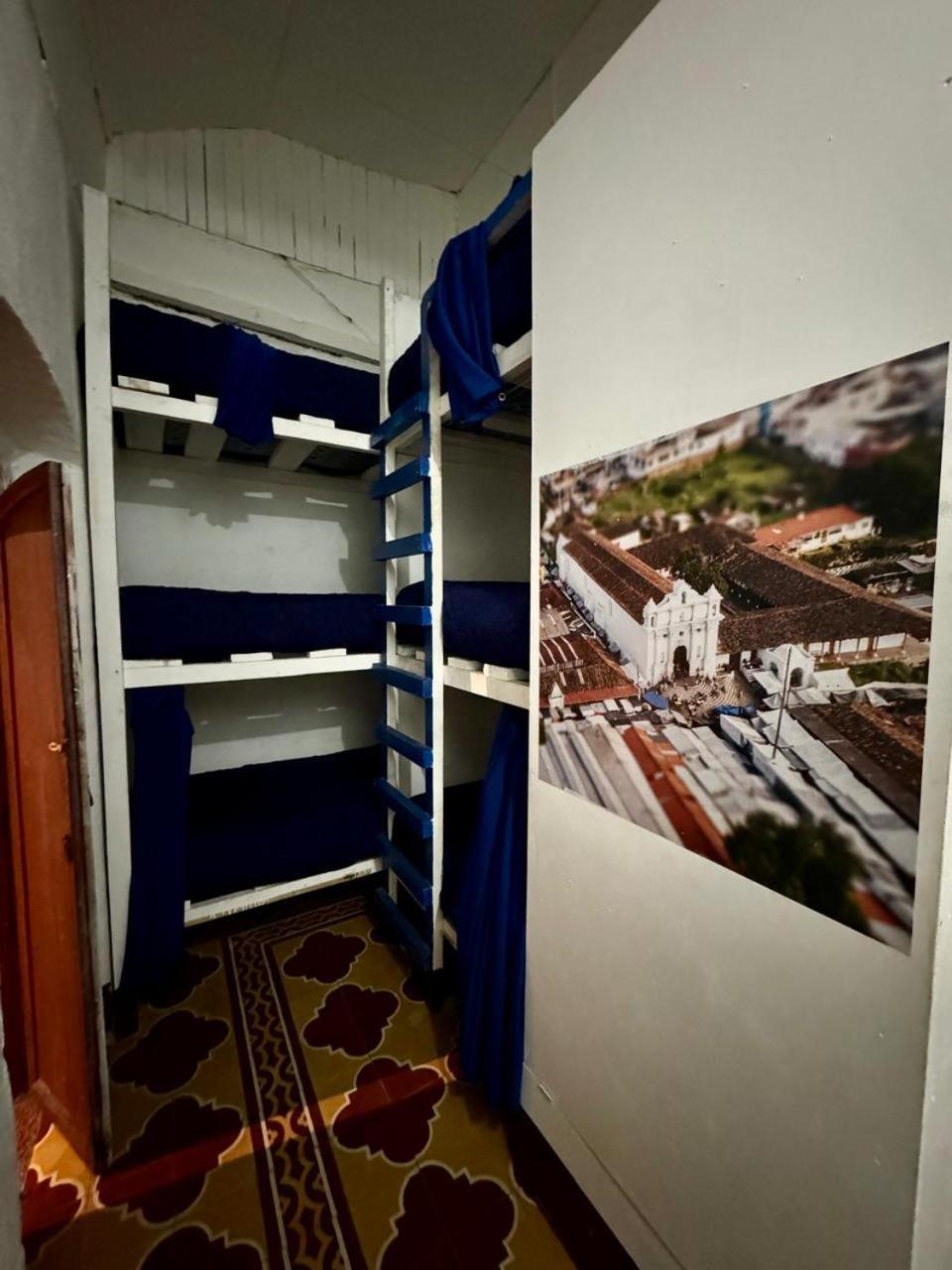 Kamazoztz Hostel And Travel Antigua Esterno foto