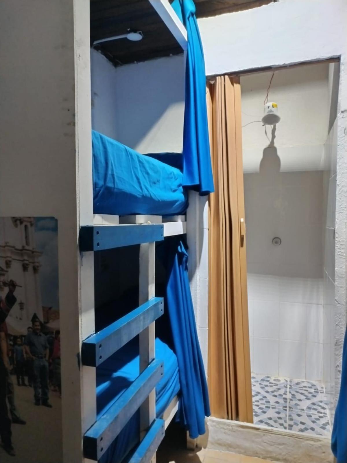 Kamazoztz Hostel And Travel Antigua Esterno foto